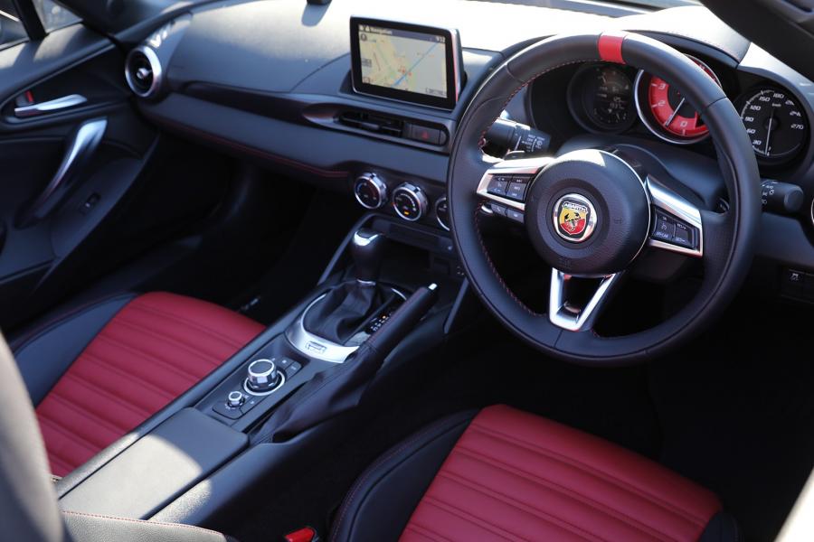 Интерьер Abarth 124 Spider (348) 2016 года  (JP) (фото 24 из 58)